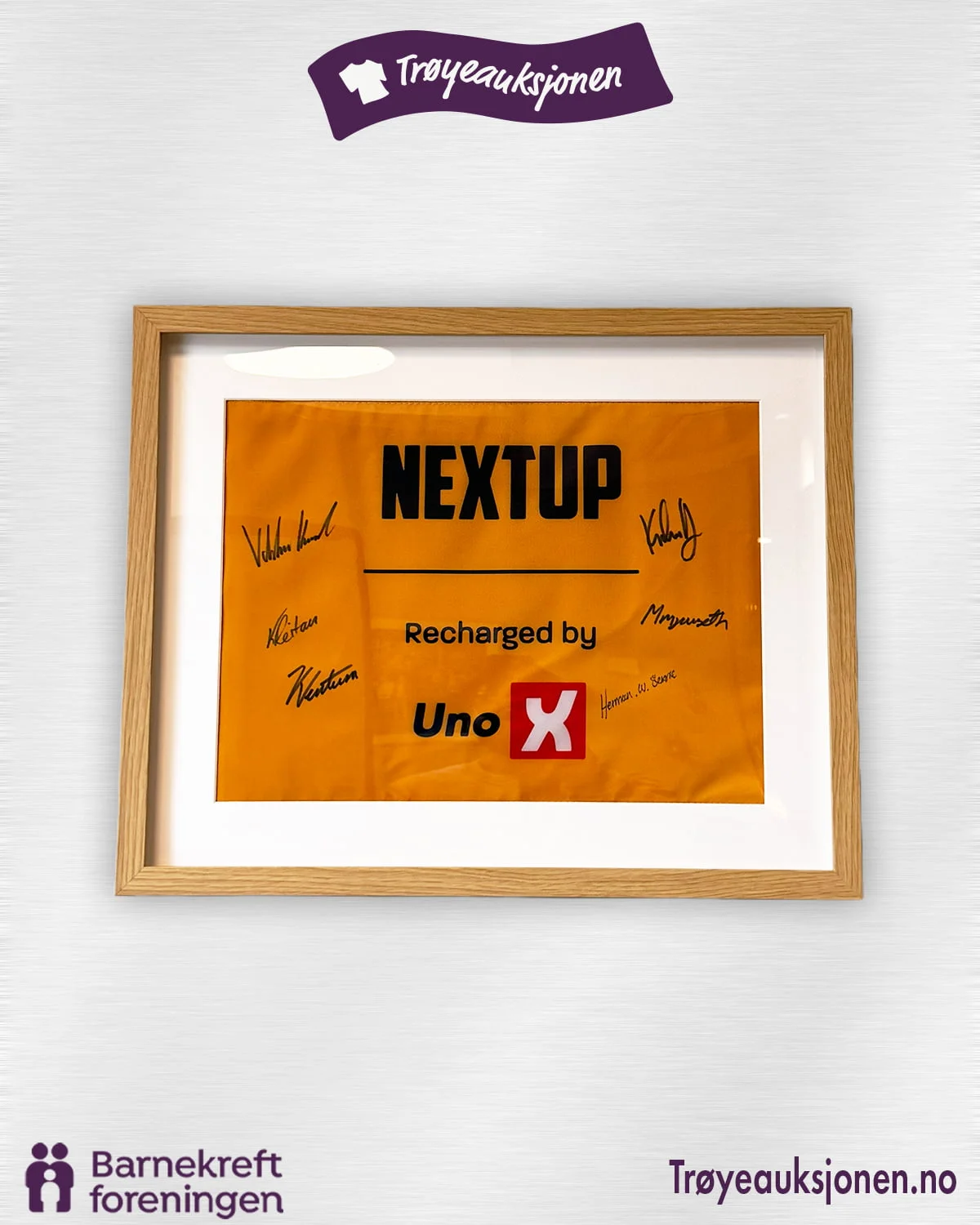 Signert golfdrakt fra Viktor Hovland m/team, NextUp Gold